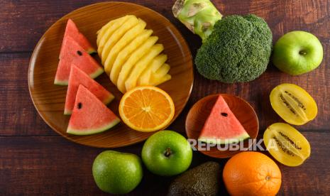 makan buah Kapan Waktu Terbaik Makan Buah? Ini Jawaban Ahli Gizi makan buah - ilustrasi berita Kapan Waktu Terbaik Makan Buah? Ini Jawaban Ahli Gizi