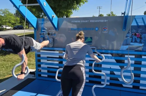 outdoor gym - ilustrasi berita Chester County Resmikan Outdoor Gym 'Fitness Court' dengan 7 Stasiun untuk Latihan…
