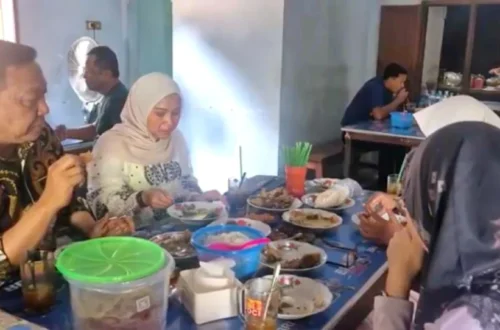 ayam goreng mbok mi - ilustrasi berita Sejak 2005 Tetap Bertahan, Ayam Goreng Mbok Mi Jadi Ikon Kuliner Ponorogo