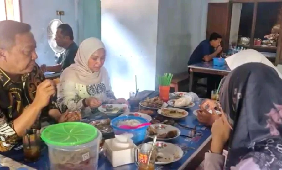 ayam goreng mbok mi - ilustrasi berita Sejak 2005 Tetap Bertahan, Ayam Goreng Mbok Mi Jadi Ikon Kuliner Ponorogo