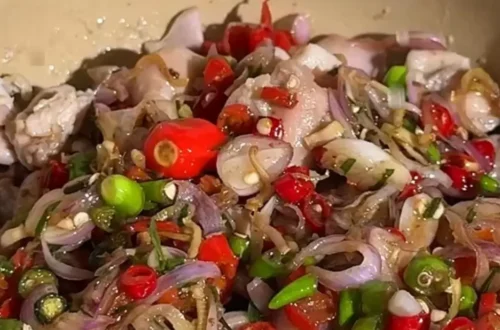 ayam kukus sambal matah - ilustrasi berita Resep Ayam Kukus Sambal Matah, Menu Sehat yang Gurih, Pedas, dan Bikin…