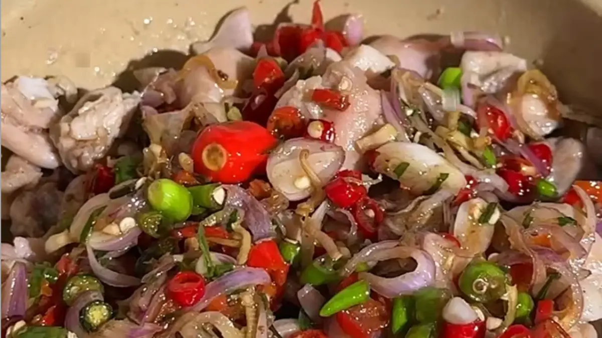 ayam kukus sambal matah - ilustrasi berita Resep Ayam Kukus Sambal Matah, Menu Sehat yang Gurih, Pedas, dan Bikin…
