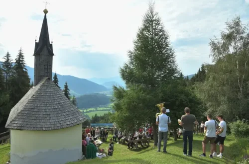 bergmesse schneebergerkapelle - ilustrasi berita Bergmesse Schneebergerkapelle di Möderbrugg: Ibadah pada Hari Santa…