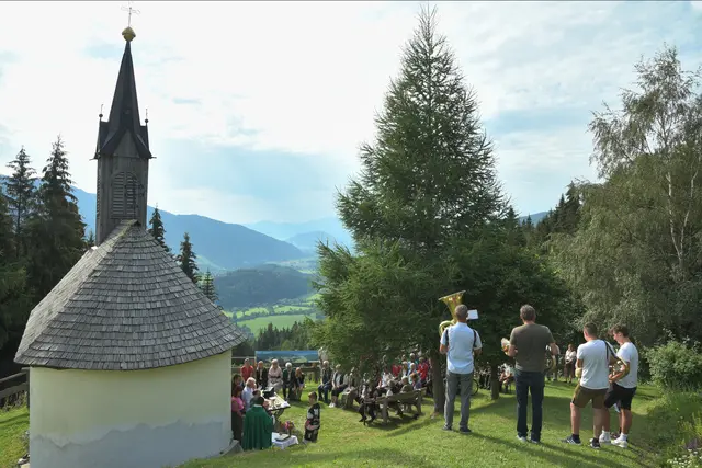 bergmesse schneebergerkapelle - ilustrasi berita Bergmesse Schneebergerkapelle di Möderbrugg: Ibadah pada Hari Santa…