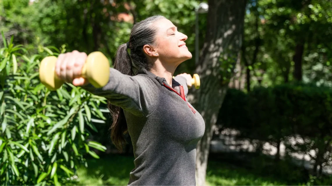 lateral raise - ilustrasi berita PT Jessica Biel Ungkap 'Lateral raise' Latihan Sederhana untuk Kekuatan dan Mobilitas…