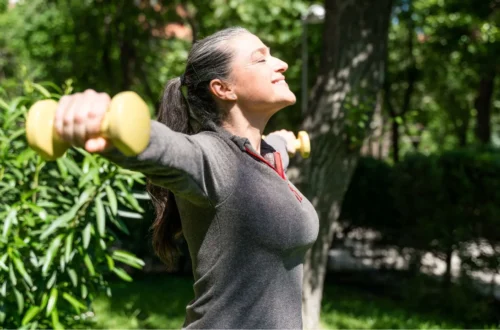 lateral raise - ilustrasi berita PT Jessica Biel Ungkap 'Lateral raise' Latihan Sederhana untuk Kekuatan dan Mobilitas…