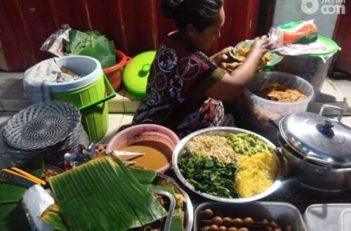 pecel kediri - ilustrasi berita Berburu Pecel Kediri: 10 Tempat Makan Legendaris yang Tak Pernah Sepi