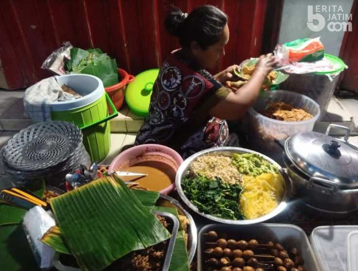pecel kediri - ilustrasi berita Berburu Pecel Kediri: 10 Tempat Makan Legendaris yang Tak Pernah Sepi