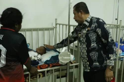 rustan saru - ilustrasi berita Rustan Saru Jenguk Balita di RSUD Ramela, Upayakan Orang Tua Didaftarkan BPJS Kesehatan