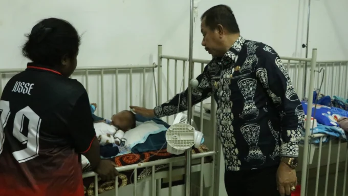 rustan saru - ilustrasi berita Rustan Saru Jenguk Balita di RSUD Ramela, Upayakan Orang Tua Didaftarkan BPJS Kesehatan