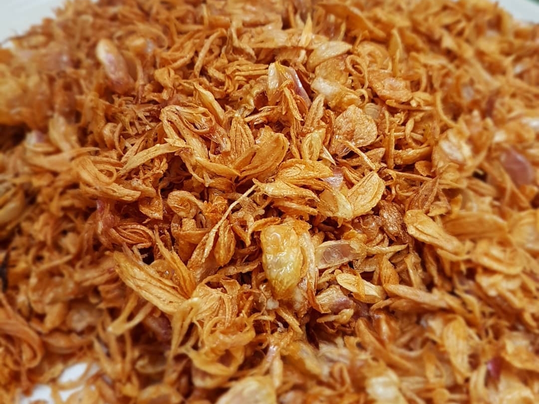 bawang goreng - ilustrasi berita Jangan Sampai Gosong! Begini Cara Membuat Bawang Goreng Renyah dan Tahan Lama