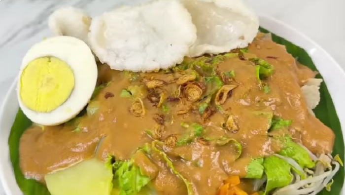gado-gado siram - ilustrasi berita Gado-Gado Siram Khas Surabaya: Sajian Sayuran dengan Saus Kaya Rasa