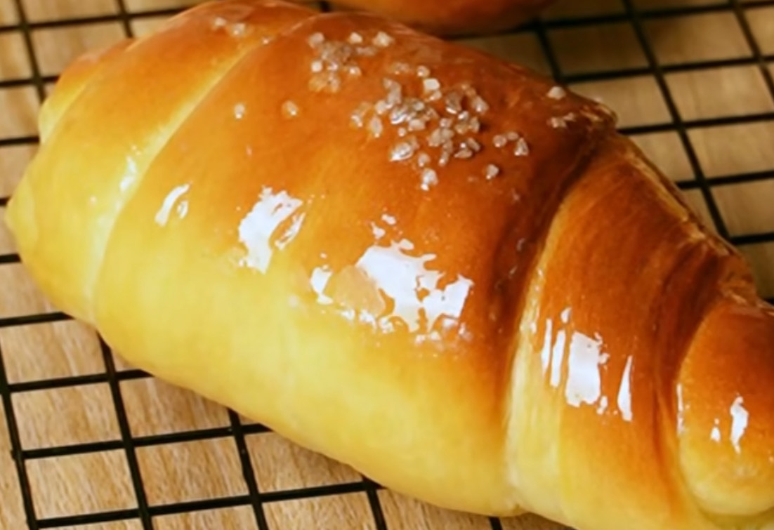 salt bread - ilustrasi berita Resep Salt Bread: Roti Lembut Isi Butter yang Mudah Dibuat di Rumah