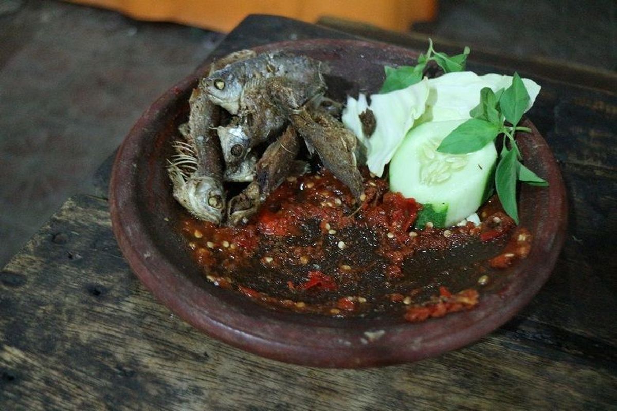 sambel cobek wader Sambel Cobek Wader Dipercaya Kuliner Legendaris Warisan… sambel cobek wader - ilustrasi berita Sambel Cobek Wader Dipercaya Kuliner Legendaris Warisan Majapahit