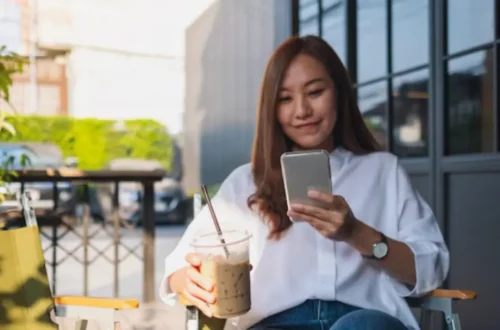 video pendek tiktok - ilustrasi berita 7 Alasan Video Pendek TikTok dan Reels Bisa Mengubah Pola Pikir Menurut Psikologi
