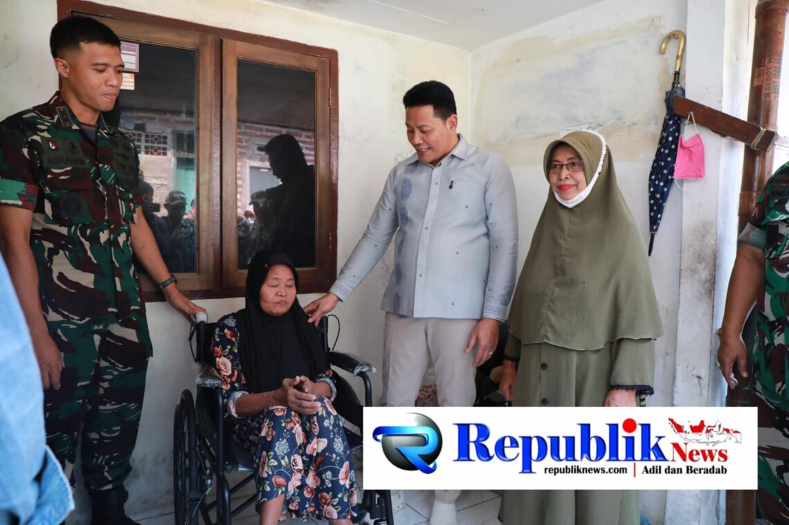bupati subandi - ilustrasi berita Bupati Subandi Serahkan Tiga Kursi Roda untuk Warga Wonoayu, Dorong Akses Kesehatan…